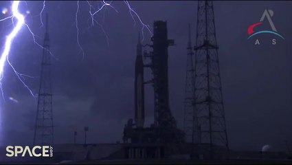 Descargar video: Amazing Lightning Bolt Strikes Near NASA's Artemis 1 Moon Rocket