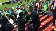 #VIDEO: Papá del futbolista Marco Fabián pelea con aficionado durante el partido entre México y EU