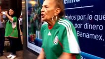 Abuelita dedica chi chis pa la banda para Memo Ochoa