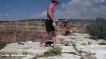 Hombre lanza de una patada a una ardilla dentro del Gran Cañón