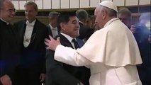 El Papa Francisco estrecha la mano de Maradona en el Vaticano