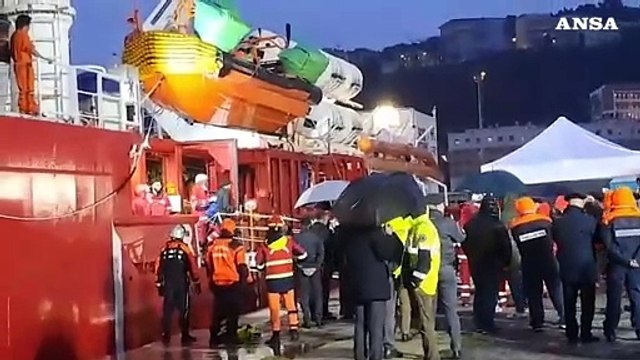 Migranti, Ancona: lo sbarco dalla Ocean Viking sotto la pioggia