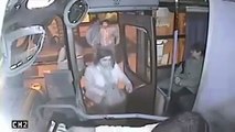 CCTV Ladrón queda atrapado en autobús y recibe su merecido
