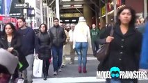 Chica con pantalones pintados caminando por las calles de NYC