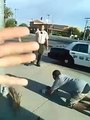 Abuso policial: Hombre nocente se niega a seguir instrucciones de la policía a paser de ser apntado con pistolas