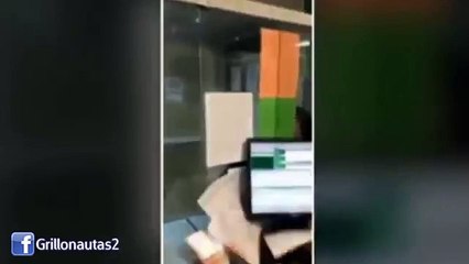 Download Video: Lady del IMSS Dame mis medicamentos estÃºpido Exige medicamento a empleado del IMSS