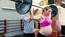Mujer con 8 meses de embarazo levanta pesas