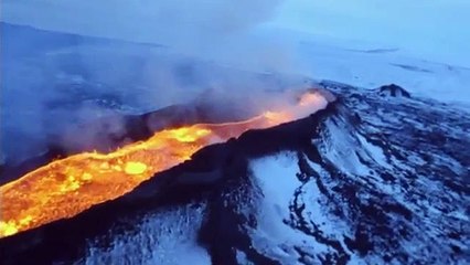 Video aéreo muestra erupción volcanica en Islandia