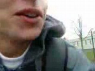 Roller acroché a un scooter