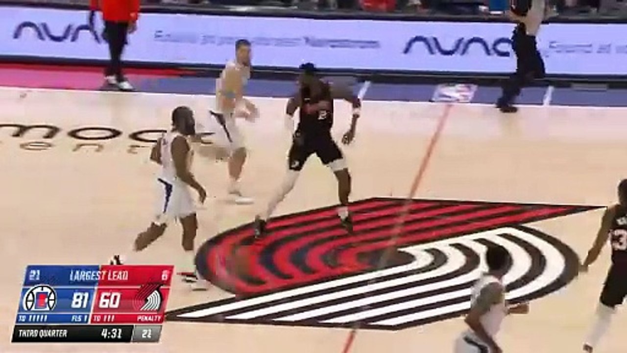 James Harden tente de bloquer la tentative de tir de Kawhi Leonard.