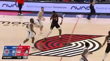 James Harden tente de bloquer la tentative de tir de Kawhi Leonard.