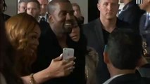 Red Carpet Grammy Awards 2015 : Kim Kardashian and Kanye West kiss