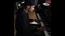 Neymar muestra sus habilidades para tocar el piano