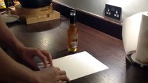 Cómo abrir  una botella de cerveza con una hoja de papel