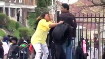 VIDEO: Madre molesta golpea a su hijo por participar en las protestas de Baltimore