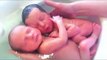 VIDEO: Gemelos recién nacidos se dan un tierno abrazo