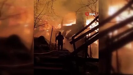 Artvin’de iki katlı ahşap evde yangın çıktı