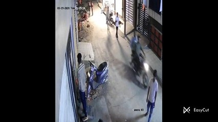 भंवरकुआं स्थित हॉस्टल के बाहर दो युवकों के साथ दिखाई दी छात्रा