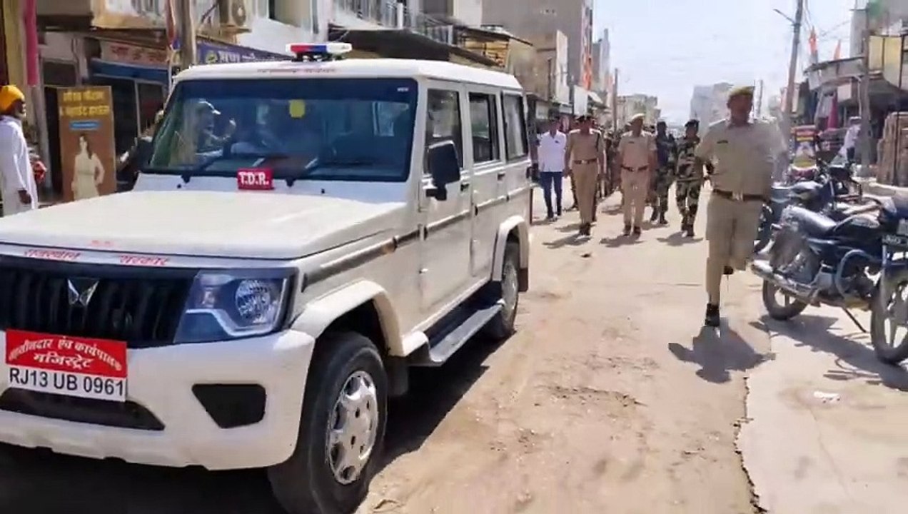 भय मुक्त मतदान के लिए पुलिस ने किया फ्लैग मार्च