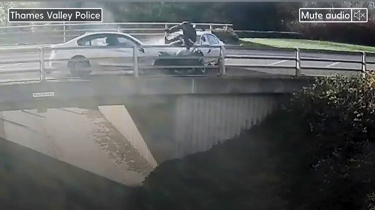 Öfkeli sürücünün çarptığı motosikletlinin köprüden kafa üstü uçtuğu şok edici an