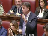 Conte attacca Meloni: «Fa battute sulla mia pochette, ma il problema è quello o l’elmetto che si è messo in testa lei?»