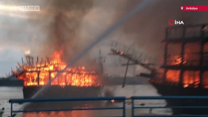 Antalya'da iki tur teknesi yandı