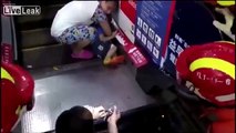 China - Brazo de niño quedó atrapado en escalera eléctrica