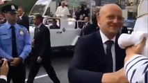 Reacción del Papa Francisco al ver a un bebé vestido igual que él en Filadelfia