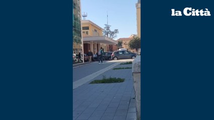 Battipaglia, armato di mazze semina il panico alla stazione