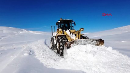Yolu kapanan mahallede öğrencilerin kar çilesi