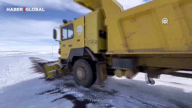 Kars ilkbaharda kara gömüldü! Kar altında kalan köyler havadan görüntülendi
