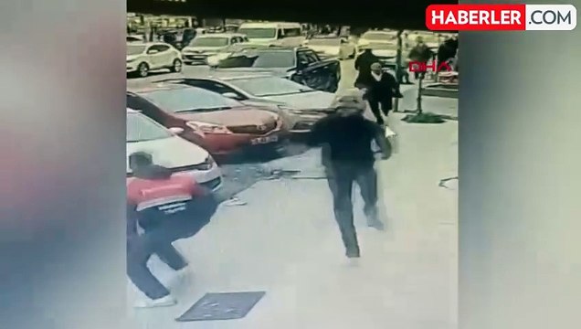 Esenyurt'ta esnafla motorkuryelerin kavgasında ortalık savaş alanına döndü