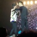 #OMG - El beso de Liam Payne y Louis Tomlinson durante un concierto en vivo