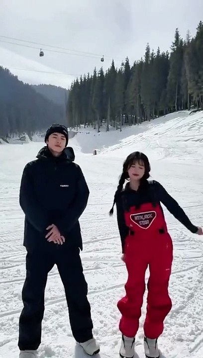 Douyin update with Lin Yi.  Ah!!! My ship is so freaking cute! They finally danced together as a duo on the set. Woo hoo! #linyi #林一 #estheryu #yushuxin #xinxin #虞书欣 #shhthekingishibernating #xuguowangzaidongmian #嘘国王在冬眠 #letsgoskiing #超有趣滑雪大会 #chinesed