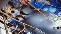 Bizarro #CCTV - Joven huele y lame zapato de un anciano en un autobus en China