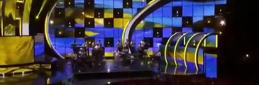 Latin Grammy 2015 -- Juan Luis Guerra cantando Todo Tiene Su Hora