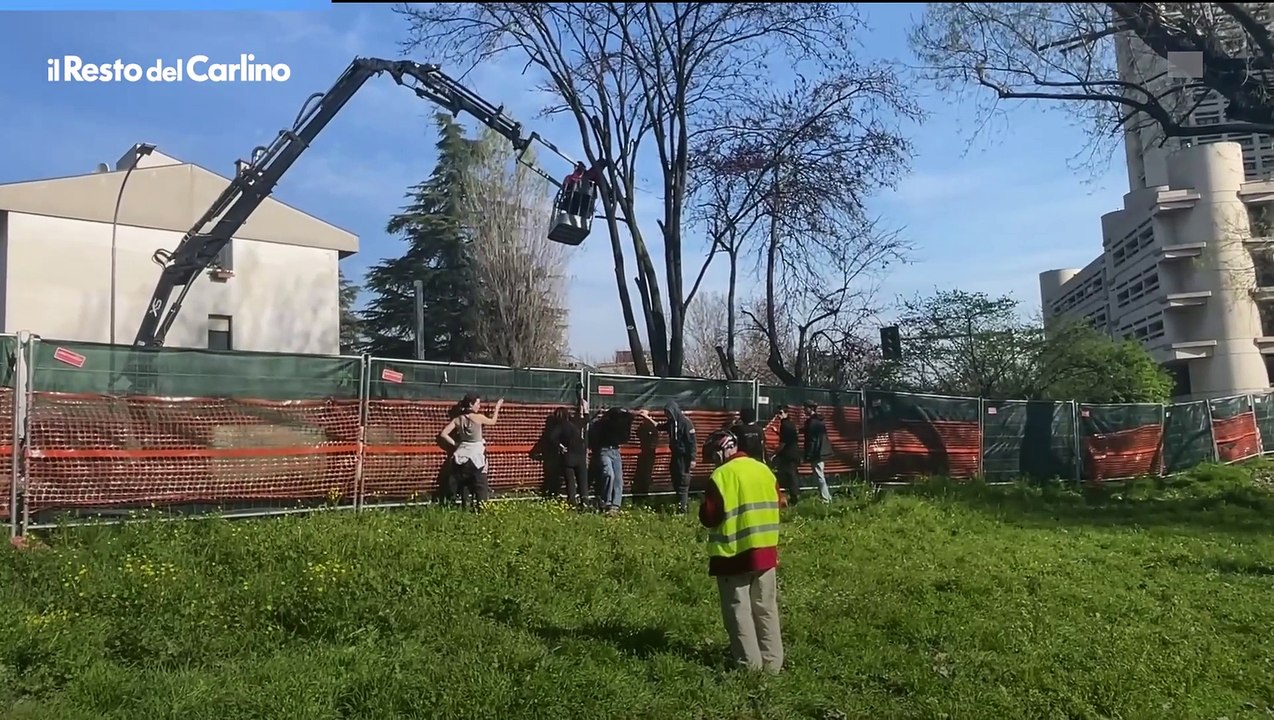 Attivisti in protesta alle scuole Besta di Bologna: il video