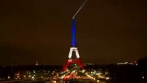 Se ilumina la Torre Eiffel con los colores de Francia