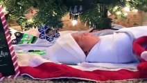 Padres regalan a sus hijas un nuevo hermano por Navidad