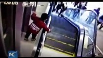 #CCTV: Salvan a niño al quedar atrapado en escaleras eléctricas en China