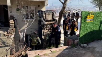 Kontrolden çıkan otomobil iki bina arasındaki boşlukta asılı kaldı