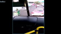 #DenunciaCiudadana: Taxista se abaja romperle los vidrios a este camión lleno de pasajeros