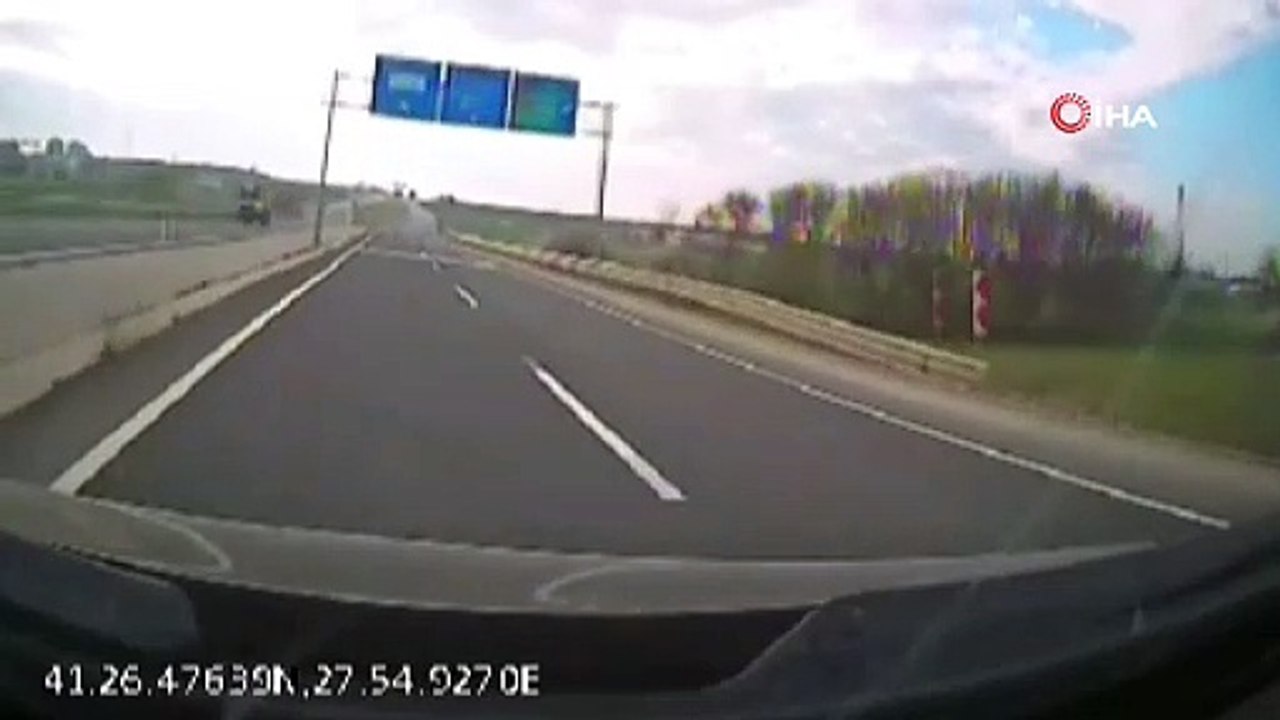 SON DAKİKA | Facia gibi kaza! TIR, minibüsle çarpıştı: 5 ölü 10 yaralı! İşte o anlar