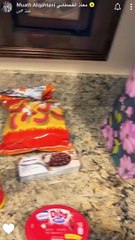 معاذ القحطاني يطرح صديقته الأمريكية أرضا ويقذفها بحذائه