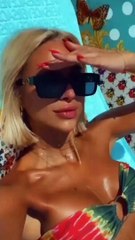 مودل روز توديع الصيف على طريقتها مع عشيقها