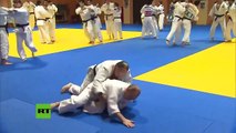 Vladimir Putin demuestra su habilidad en el judo