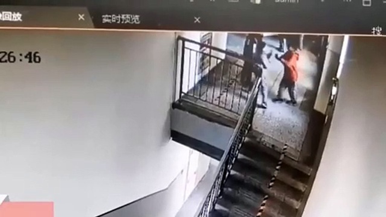 - Bị bạn đẩy vào lan can, bé trai rơi xuống cầu thang - Tạp chí Người Đưa Tin