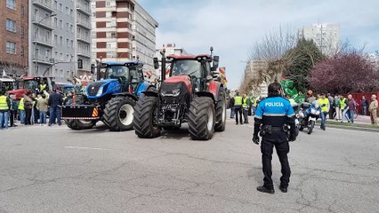 Tractores parados en la avenida Cantabria