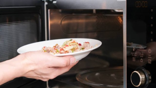 ¿Es Realmente Seguro Calentar Los Alimentos En El Microondas?
