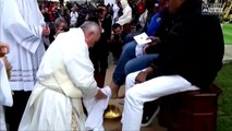 Papa Francisco lava pies de refugiados en Jueves Santo